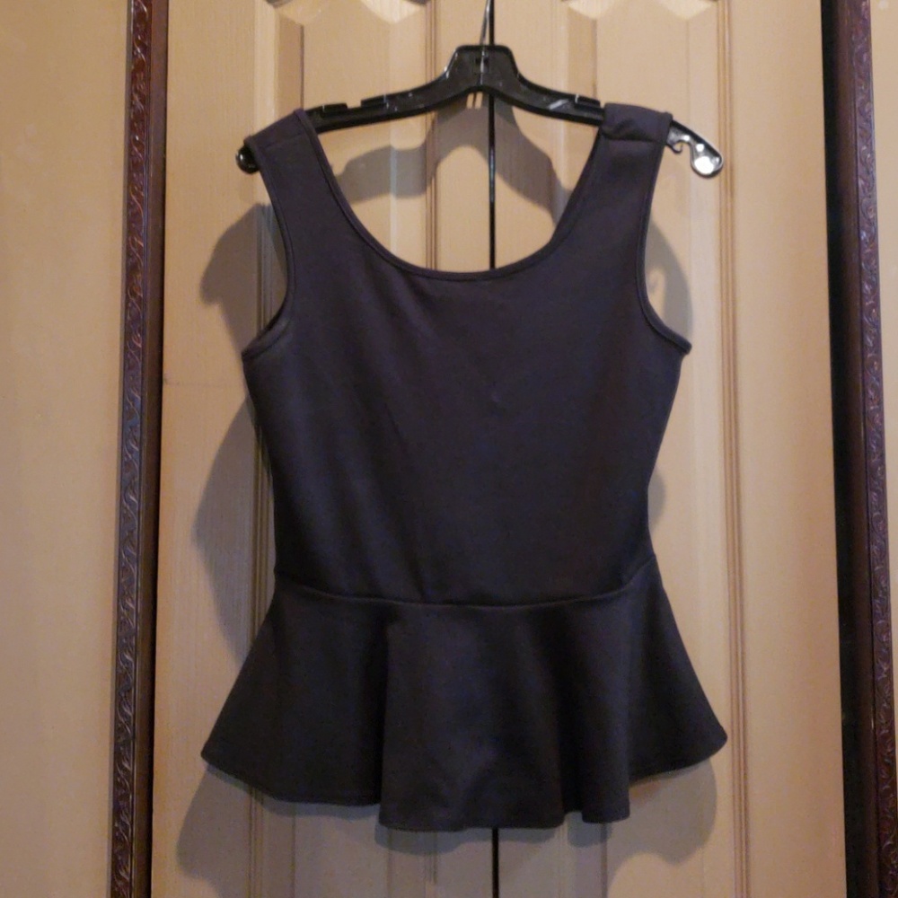 ALLOY BLACK EUC PEPLUM TOP W/RUFFLE BACK